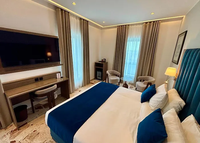 Grand Harbour Hotel