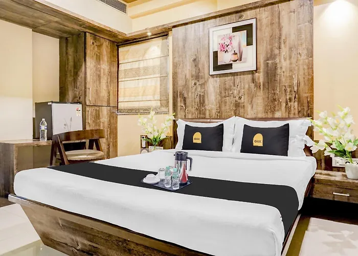 Super Townhouse Oak Regal Inn Near Sant Tukaram Nagar Metro Station