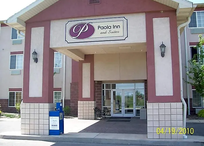 Paola Inn And Suites
