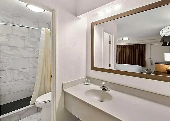 Clarion Pointe Kennesaw Town Center