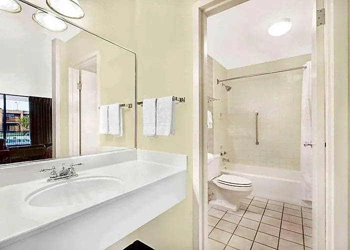 Baymont By Wyndham Paris