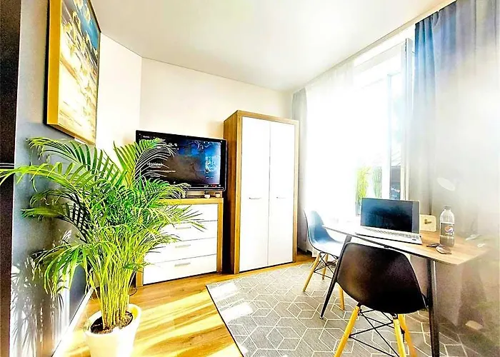 Cofy Rentals, A/C, Free Parking, Online Check-In!