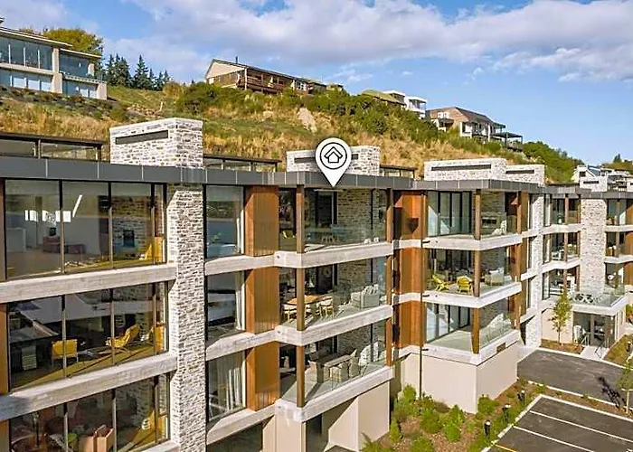 Luxurious Lakefront Penthouse Apartment