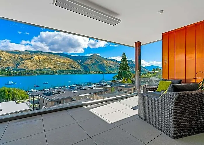 Luxurious Lakefront Penthouse Apartment