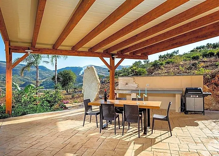 Villa In Sicily Near Guidaloca Bay