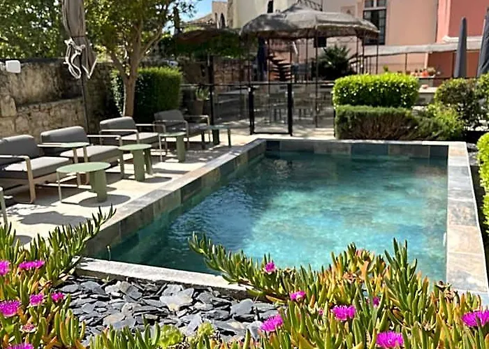Le Victoria Boutique Hotel - Charme Au Coeur Du Village Historique - Accueil Velo - Seminaire - Bar Lounge - Piscine