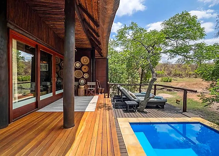 Ndlovu Safari Lodge