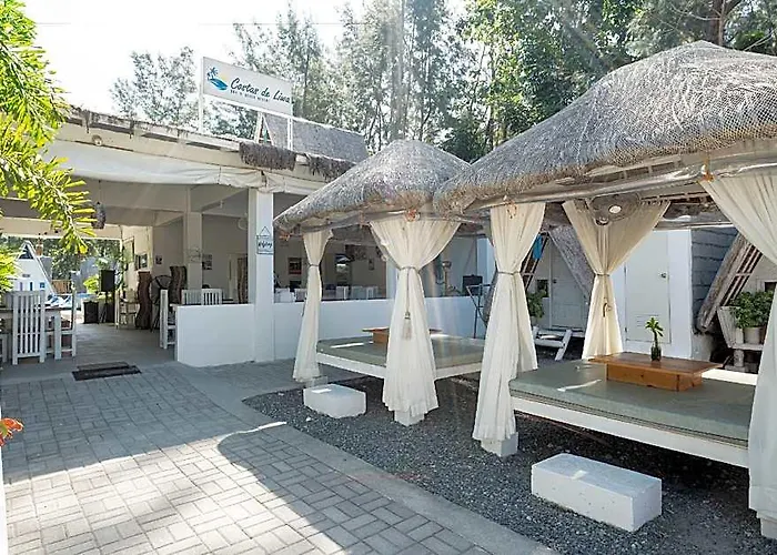 Costas De Liwa Bar & Beach Resort