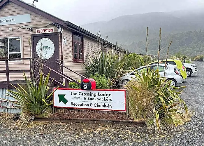 The Crossing Lodge And Backpackers