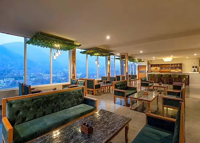Spt Clarks Inn Suites, Mandi