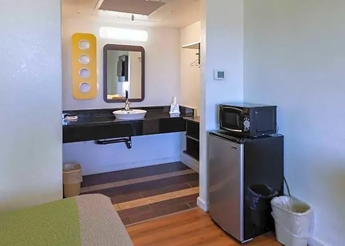 Motel 6 & Studio 6 Barstow