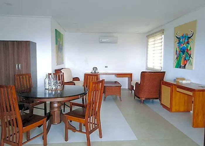 Oceans Edge Resort - Carabao Island