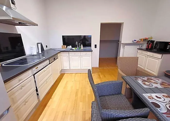 Doppelzimmer-Bad-Kuehlschrank-Parkplatz-10