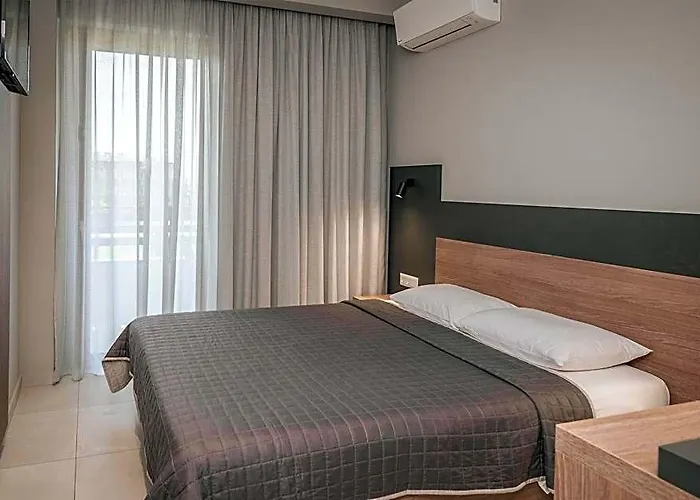 Elizabeth Queen Luxuxy Rooms