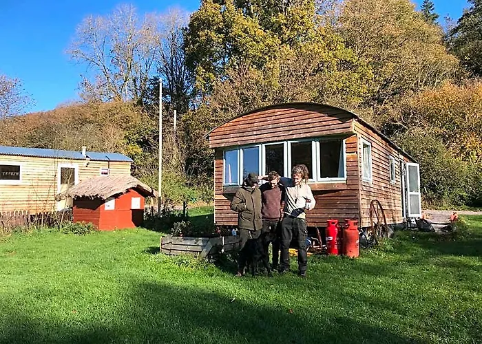 Shepherds Huts Ham Hill, 2 Double Beds, Bathroom, Lounge, Diner, Kitchen, Love Dogs & Cats Looking Out To Lake And By Ham Hill Country Park Plus Parking For Large Vehicles Available Also Great Deals On Workers Long Term This Is The Place To Relax And