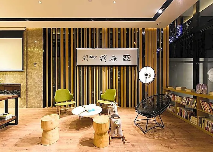 Atour Hotel Maoming High-Speed Railway Station People Square