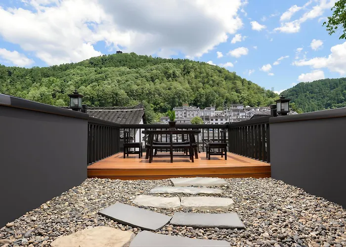 Qingxi Zen Courtyard Retreat --A Peaceful Sanctuary Blending Historic Charm With Zen Aesthetics In The Heart Of The Fenghuang Ancient Town