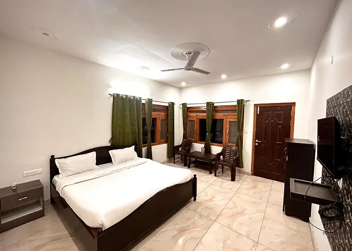 Lotus Lake View Inn