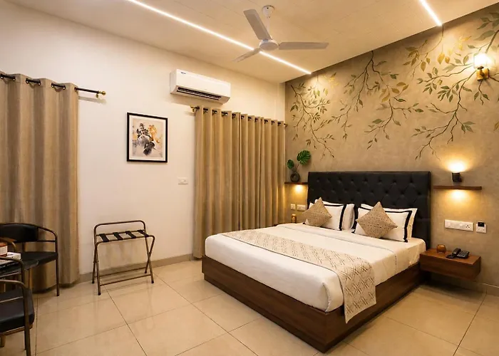 Hotel Amaltas Nayagaon Near Pgi & Pec College