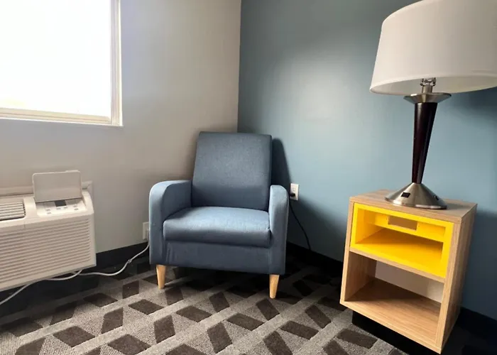 Lakewood Inn & Suites