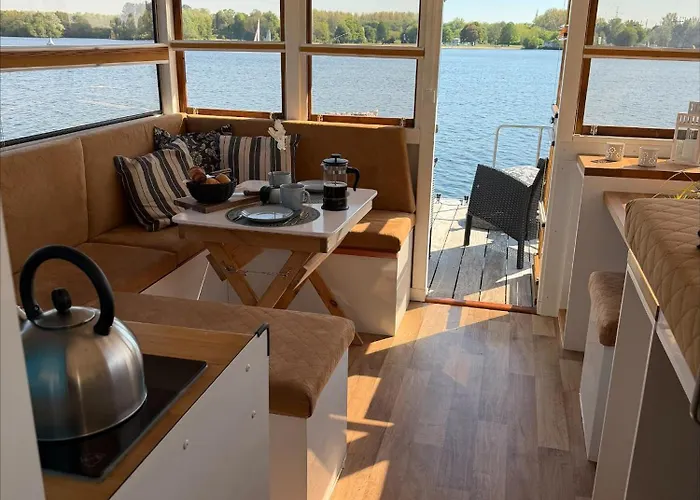 Hausboot auf dem Unterbacher See