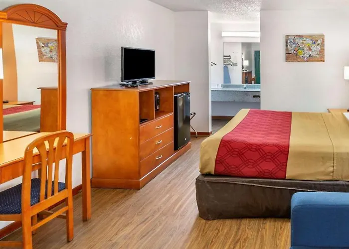 Econo Lodge Inn & Suites