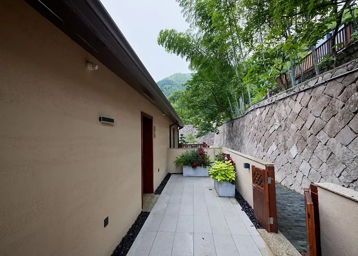 Quzhou Rixi Mountain Middle Homestay