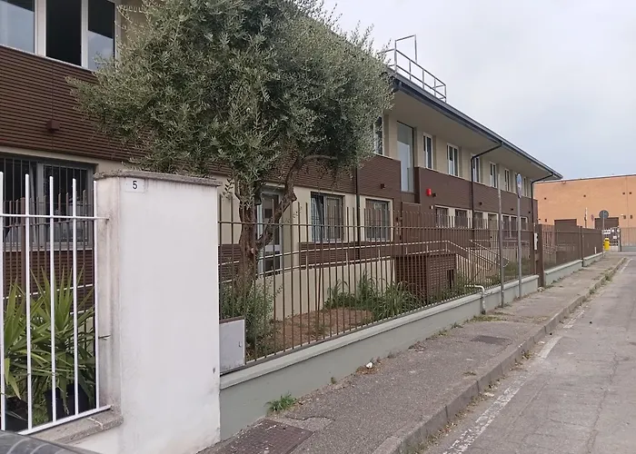 Linate Home Suite & Aparthotel - 10 Minutes By Walk From-To Airport - Con Parcheggio Sorvegliato In Loco E A 10 Minuti A Piedi Da E Per Aeroporto Di Linate Metro Blu M4