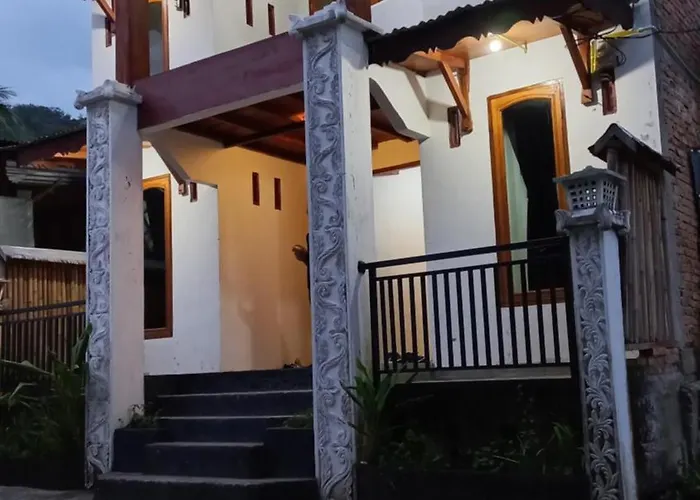 Town Guesthouse & Coffee Eatery