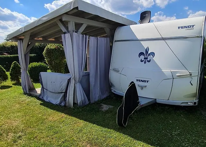 Campingplatz Jurahöhe Wohnwagen Hütte Flieder