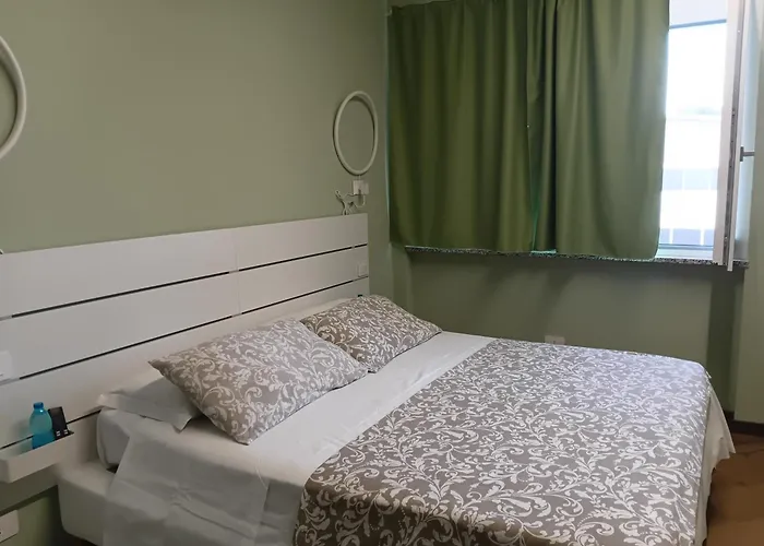 Linate Home Suite & Aparthotel - 10 Minutes By Walk From-To Airport - Con Parcheggio Sorvegliato In Loco E A 10 Minuti A Piedi Da E Per Aeroporto Di Linate Metro Blu M4