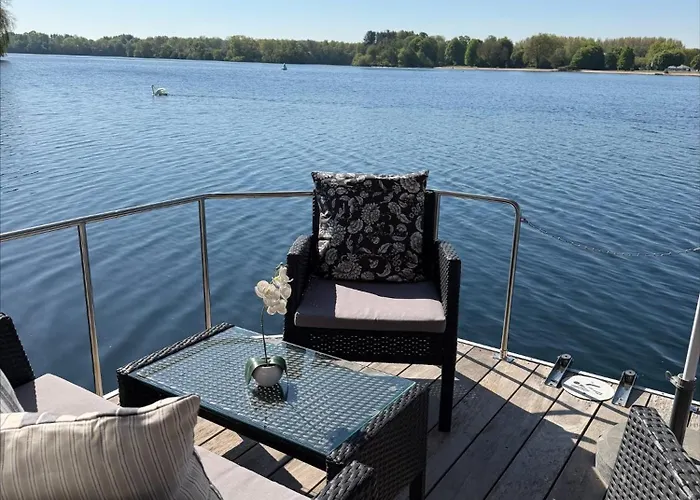 Hausboot auf dem Unterbacher See