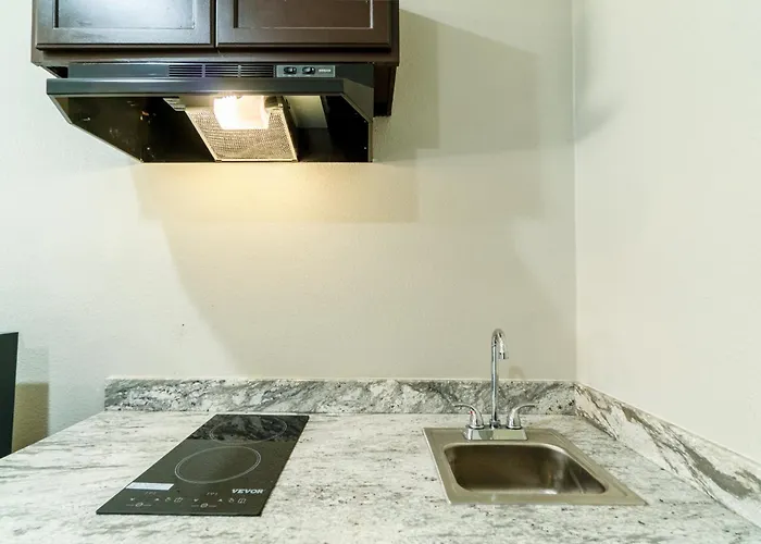 Atria Inn & Suites Kitchenette