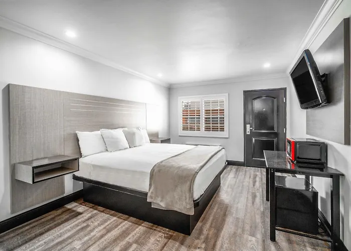 Erth Inn By Aga Huntington Park