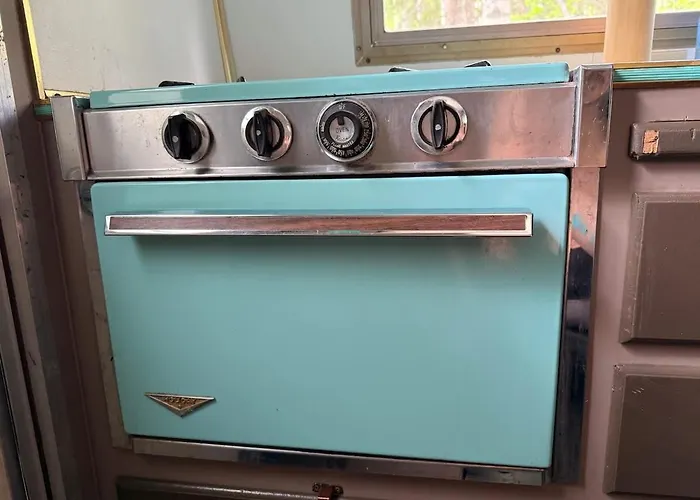 Cozy Vintage Camper, The Tealy Wheely