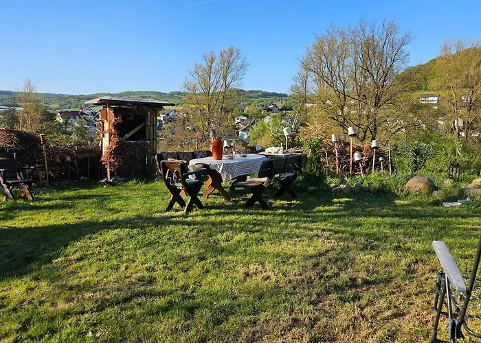Naturcamping Igluzelt mit Hund im Privatgarten