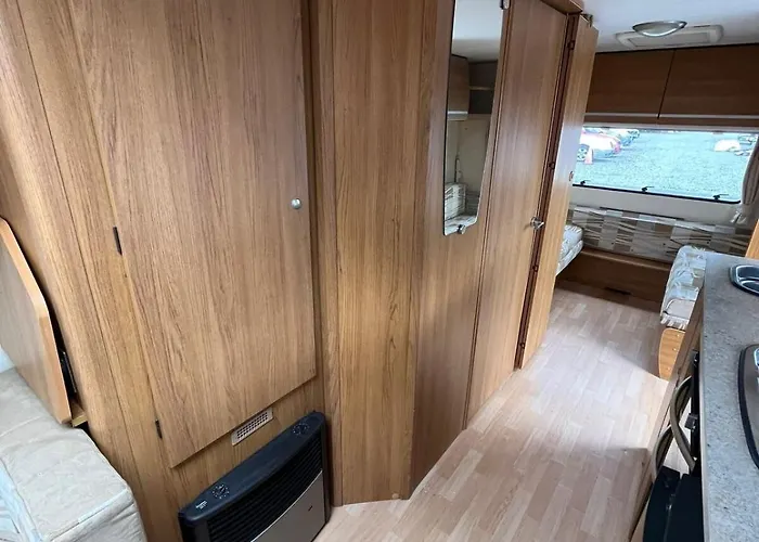 Spacious Caravan Near The Beach