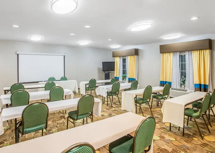 Holiday Inn Express Hotel & Suites Brattleboro By Ihg