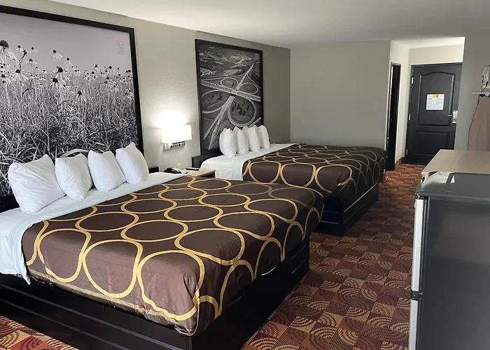 Super 8 By Wyndham Lake Of The Ozarks