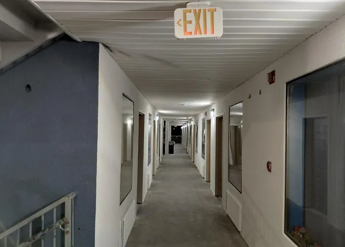 Spring Place Inn & Suites
