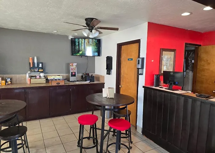 Eagle Nest Inn & Apartments