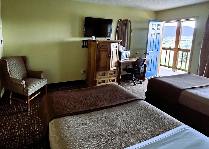 Eagle Nest Inn & Apartments