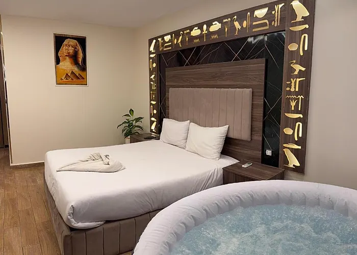 Aura Grand Pyramids View Inn