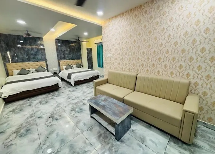 Luxury Hotel Madhavi Elite"S