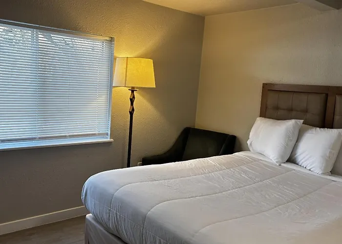 Longmont Lodge & Rv Park