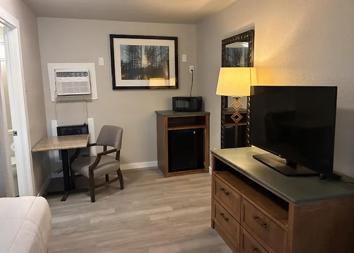 Longmont Lodge & Rv Park