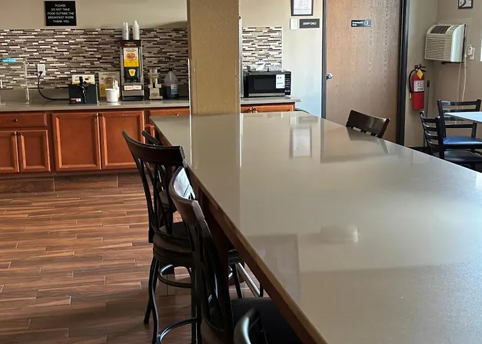 Super 8 By Wyndham Iowa City/Coralville