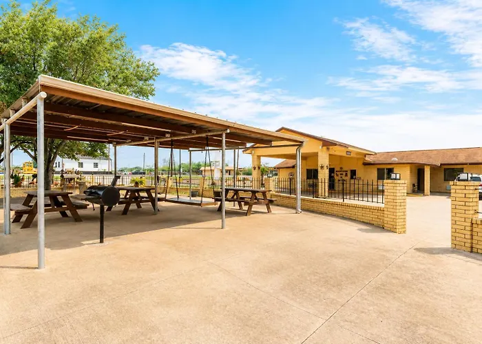 Freer Executive Inn And Studios