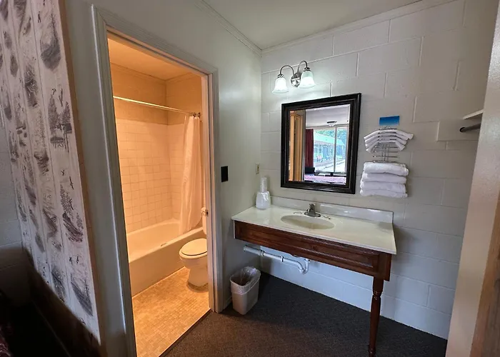 Paris Landing Motel