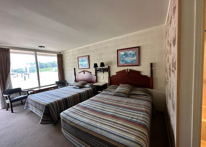 Paris Landing Motel